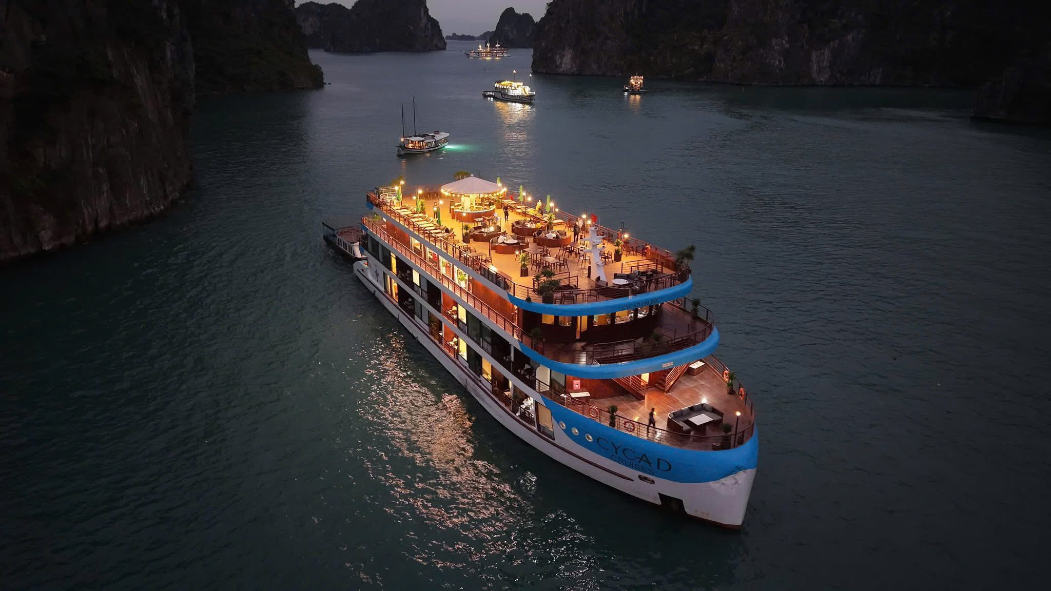 Du thuyền trên Vịnh Hạ Long